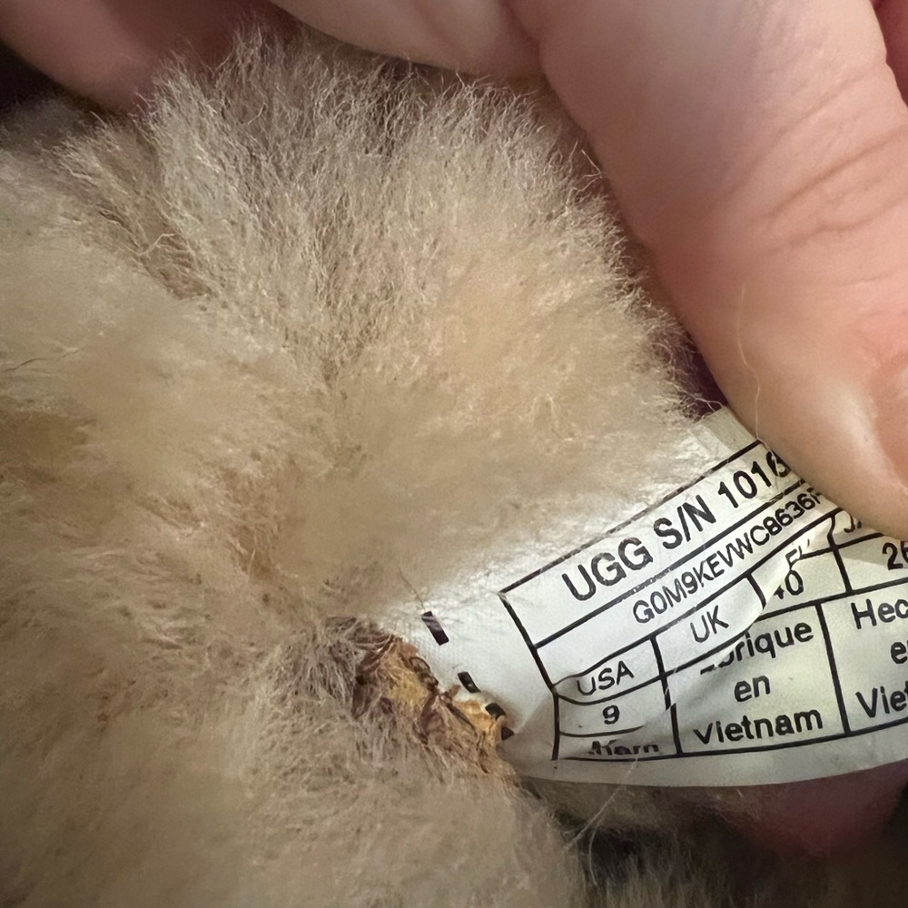 Lightly Worn Uggs. Perfect Condition - image 6